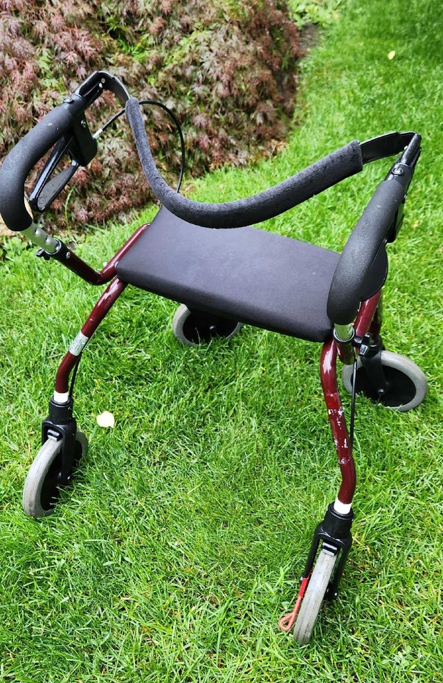 Walker w/ seat and brakes. Fully adjustable. - photo 2