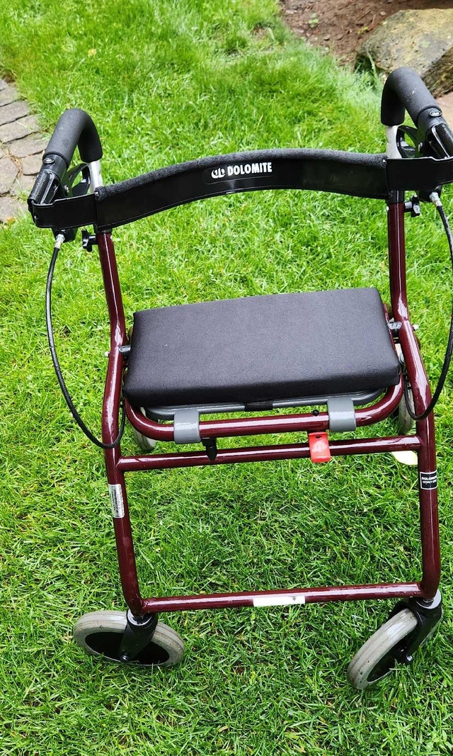 Walker w/ seat and brakes. Fully adjustable. - photo 3