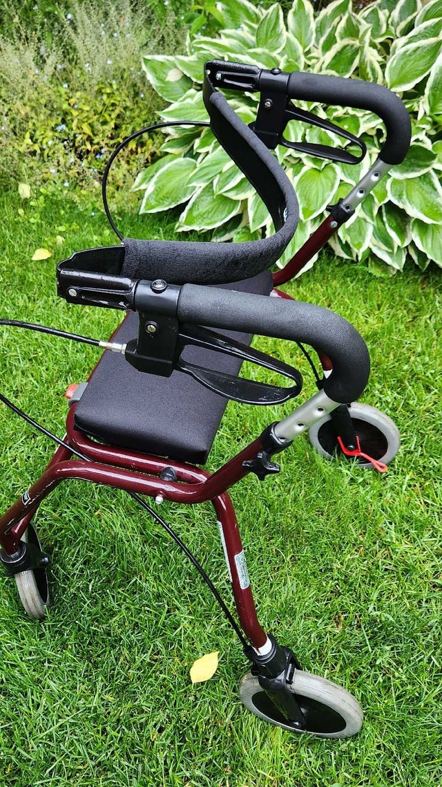 Walker w/ seat and brakes. Fully adjustable. - photo 4