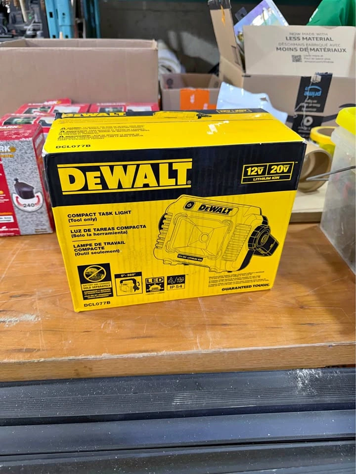 NEW IN BOX DeWalt 12V/20V MAX* Compact Task Light – 2000 Lumens