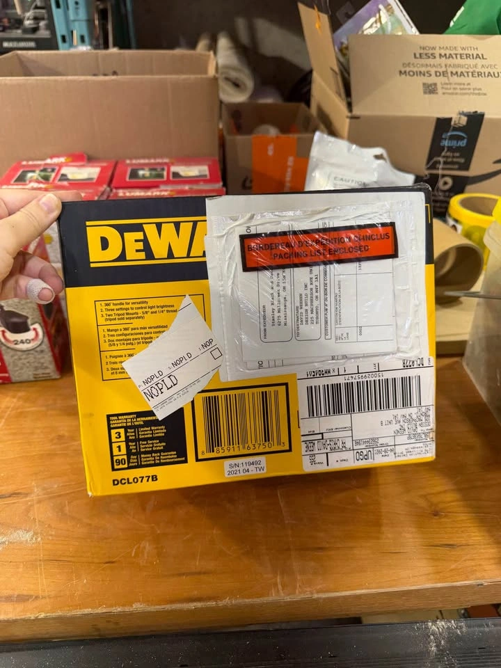 NEW IN BOX DeWalt 12V/20V MAX* Compact Task Light – 2000 Lumens - photo 3