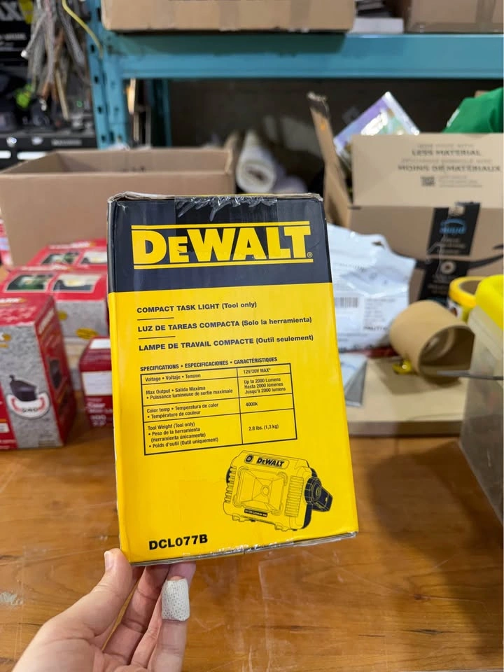 NEW IN BOX DeWalt 12V/20V MAX* Compact Task Light – 2000 Lumens - photo 4