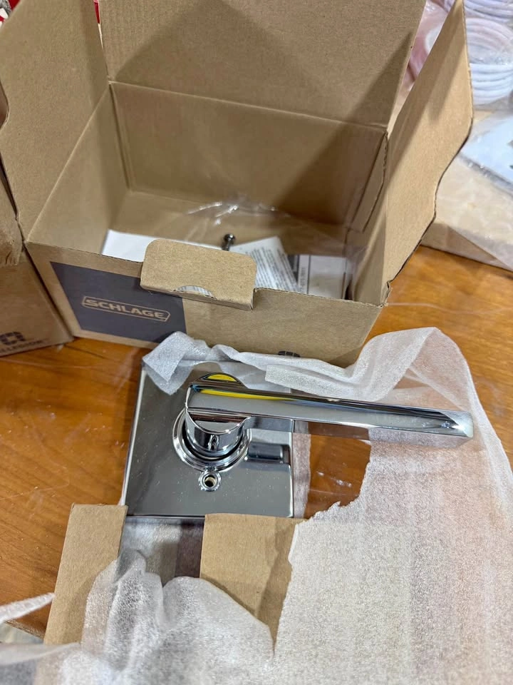 NEW IN BOX Schlage Latitude Dummy Lever – Bright Chrome (F170)