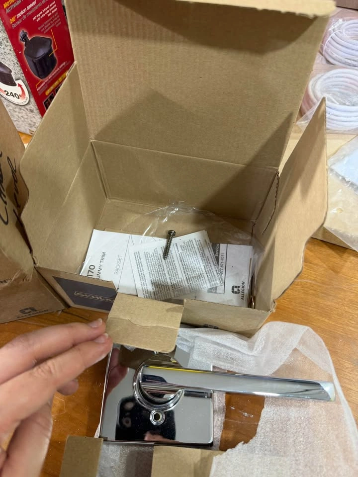 NEW IN BOX Schlage Latitude Dummy Lever – Bright Chrome (F170) - photo 3