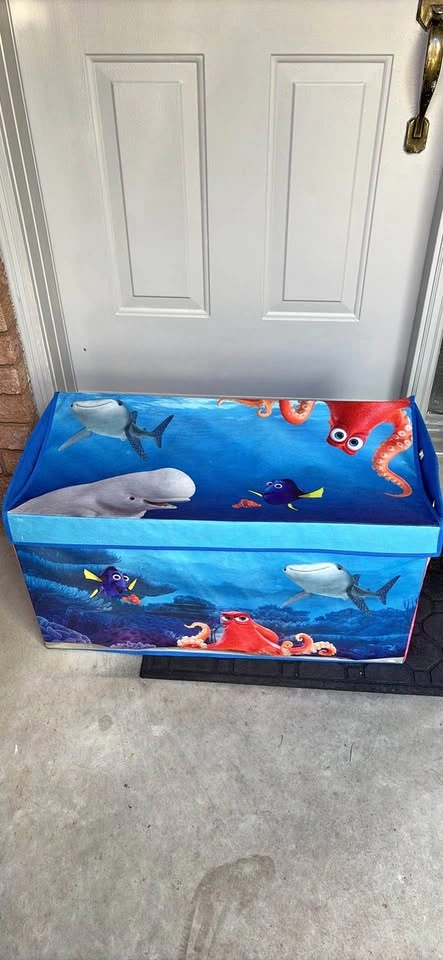 Disney Finding Dory 30-inch licensed storage bench