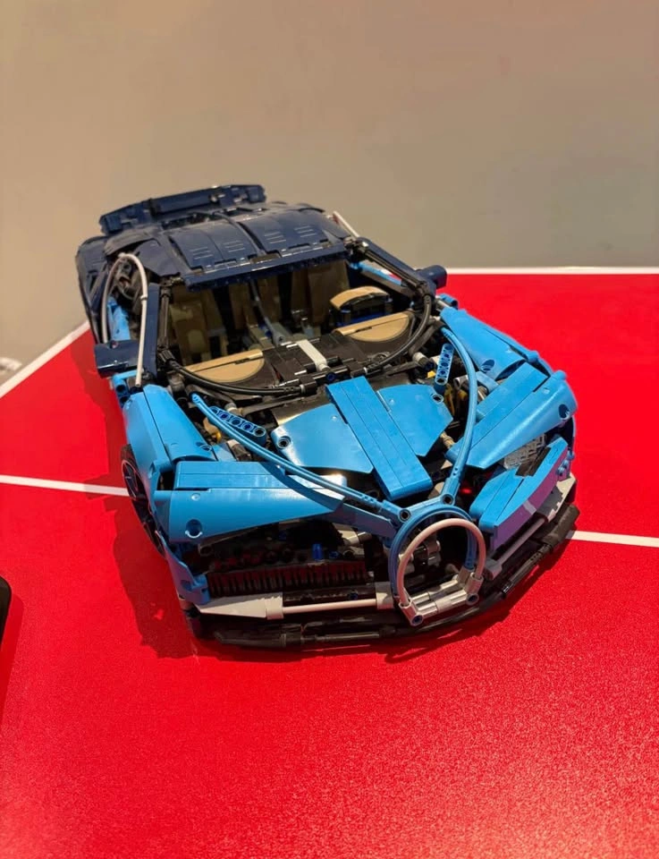 LEGO Technic Bugatti Chiron 42083