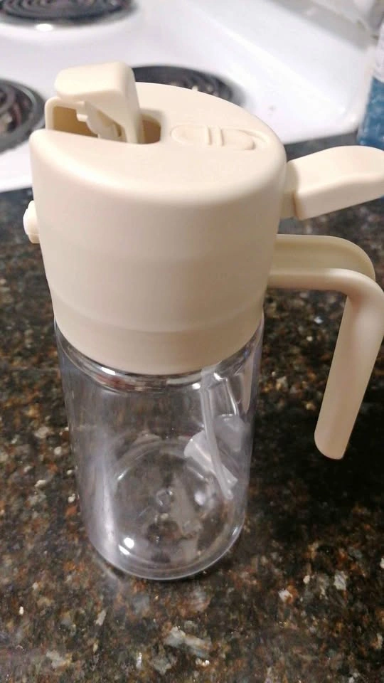 Oil spray and pour dispenser bottle 2in 1