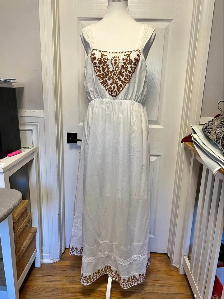 ⚽ White embroidered dress