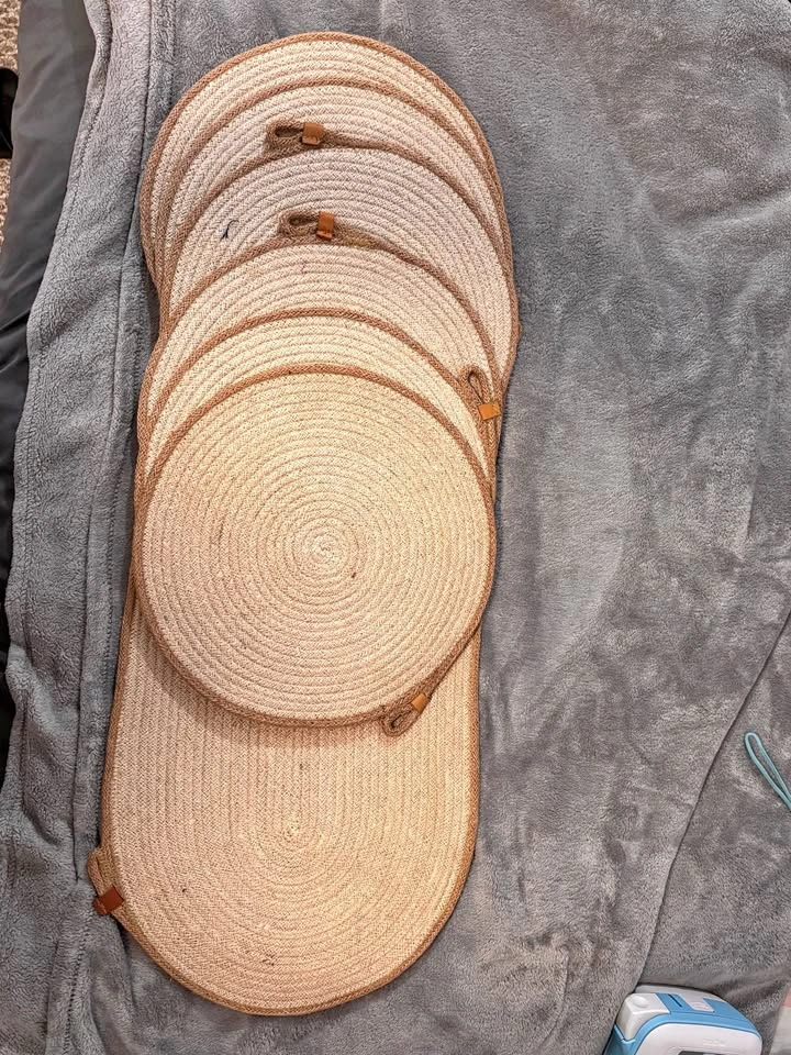 Dinner set with runner and 6 placemats