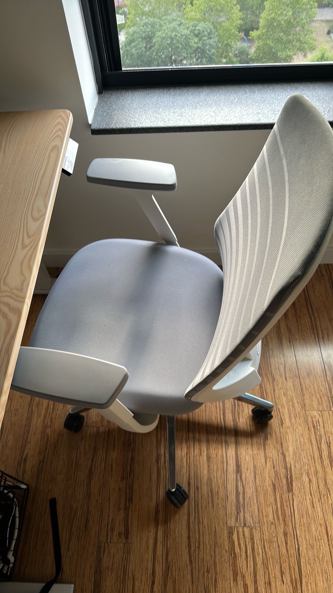Standing desk and branch ergonomic chair - photo 3