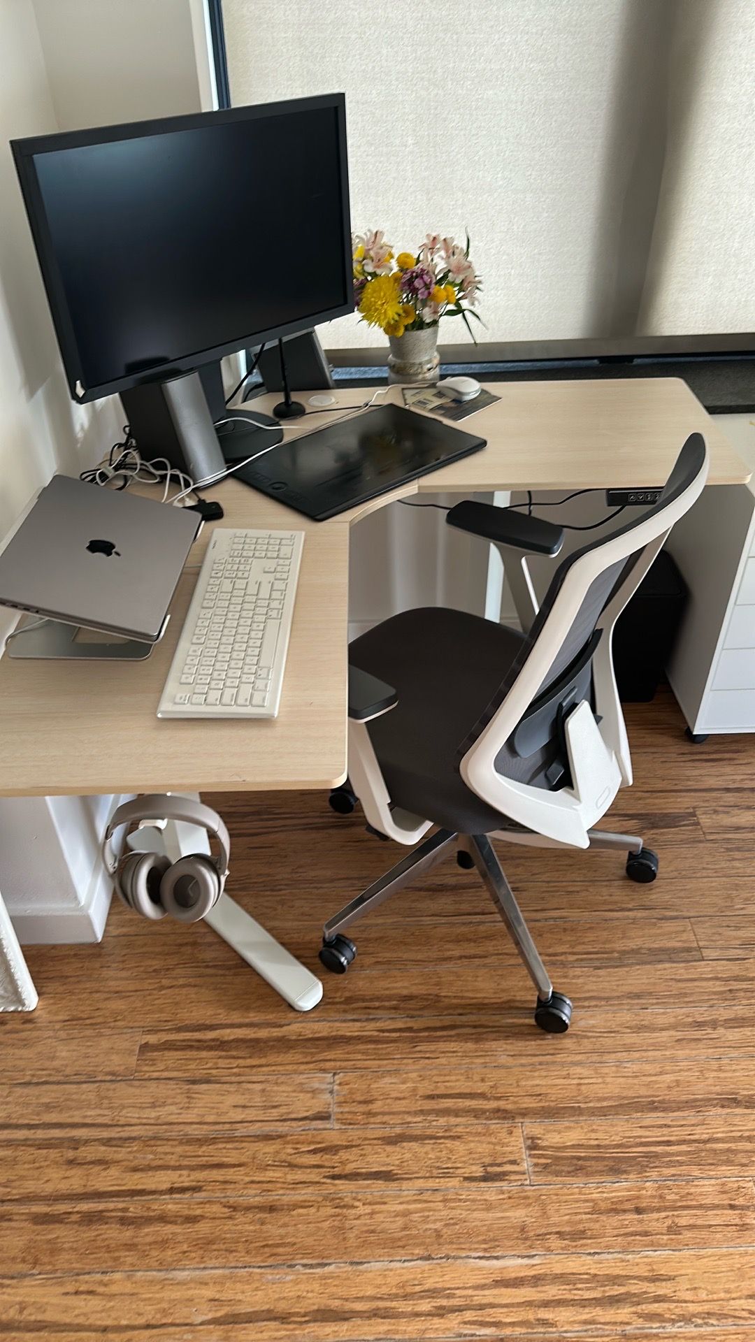 Vivo Corner Standing Desk and Branch Ergonomic Chair - photo 2