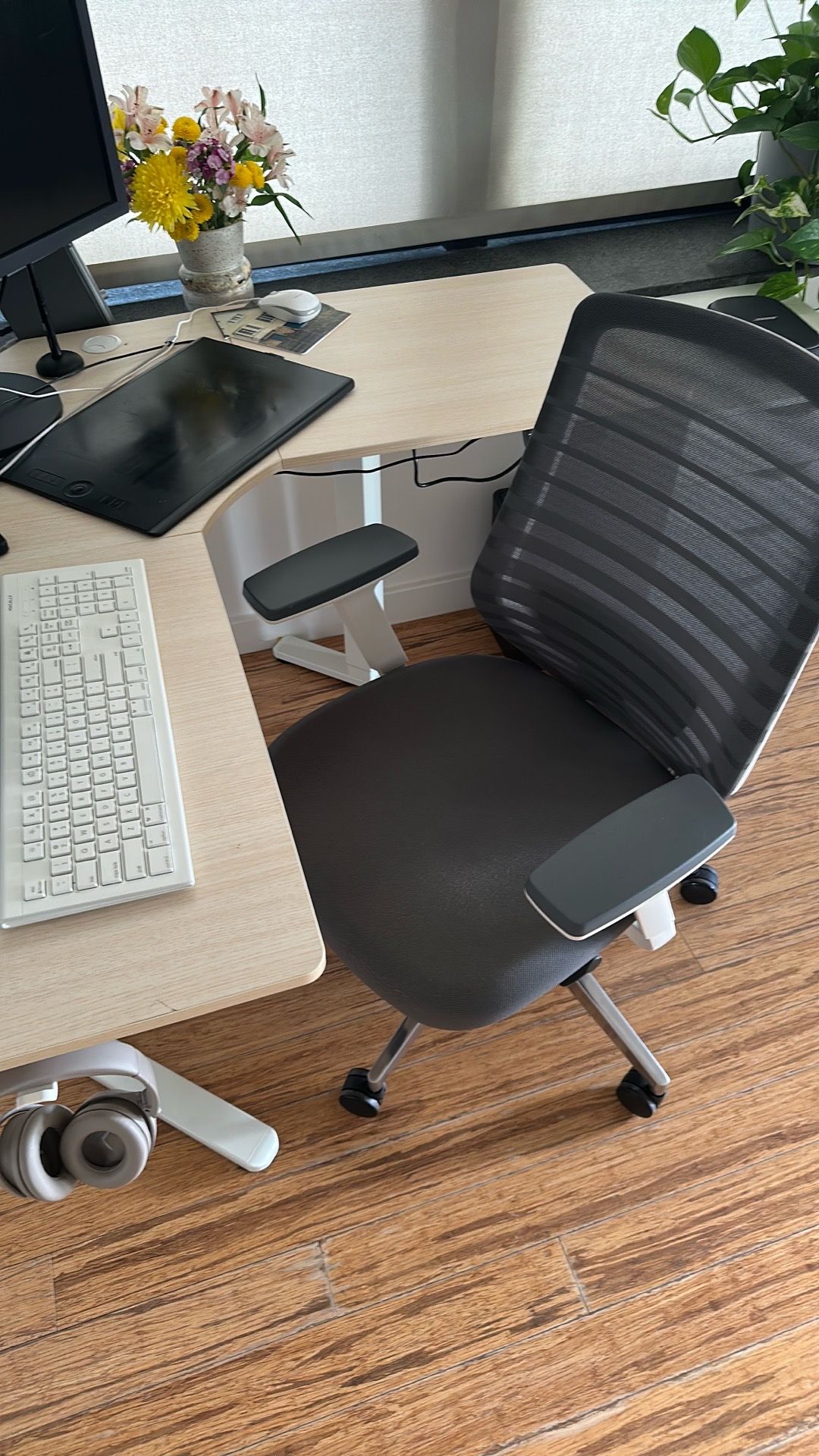 Vivo Corner Standing Desk and Branch Ergonomic Chair - photo 3