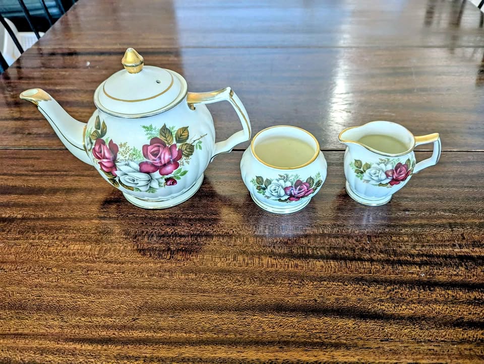Sadler Teapot, Sugar Bowl & Creamer - White & Red Roses