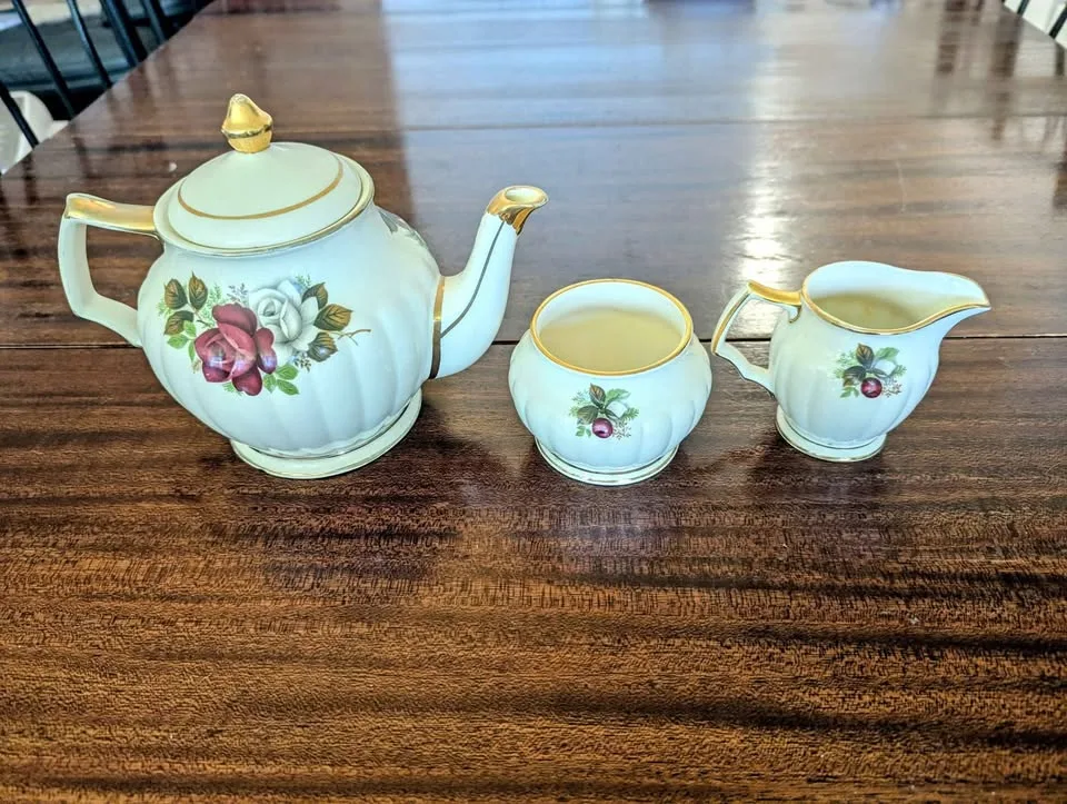 Sadler Teapot, Sugar Bowl & Creamer - White & Red Roses image indicator(2)