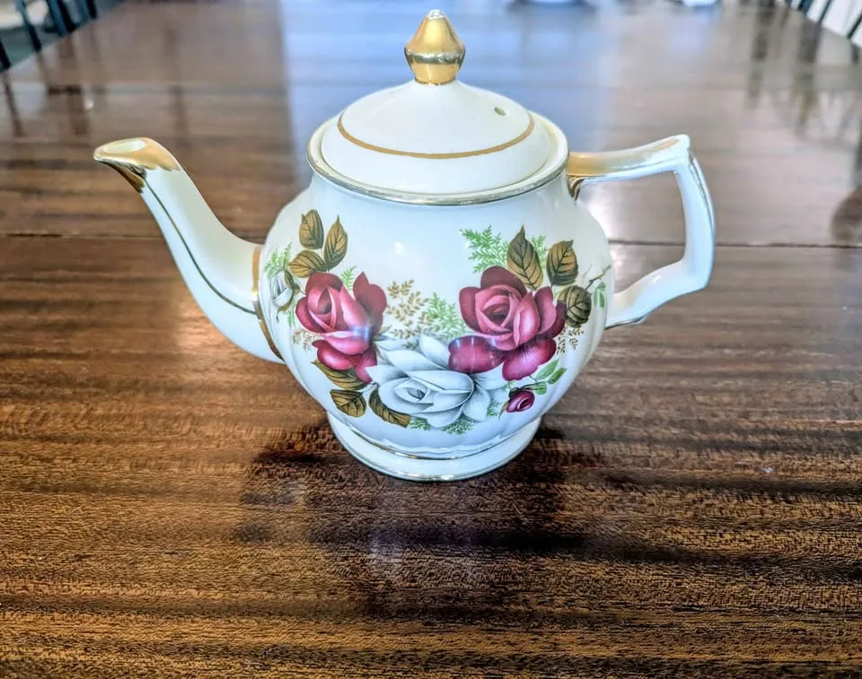 Sadler Teapot, Sugar Bowl & Creamer - White & Red Roses image indicator(3)