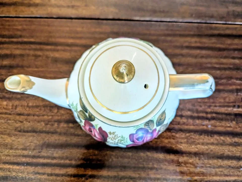 Sadler Teapot, Sugar Bowl & Creamer - White & Red Roses image indicator(4)