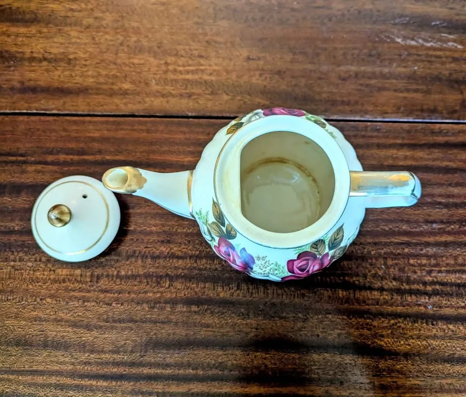 Sadler Teapot, Sugar Bowl & Creamer - White & Red Roses image indicator(5)