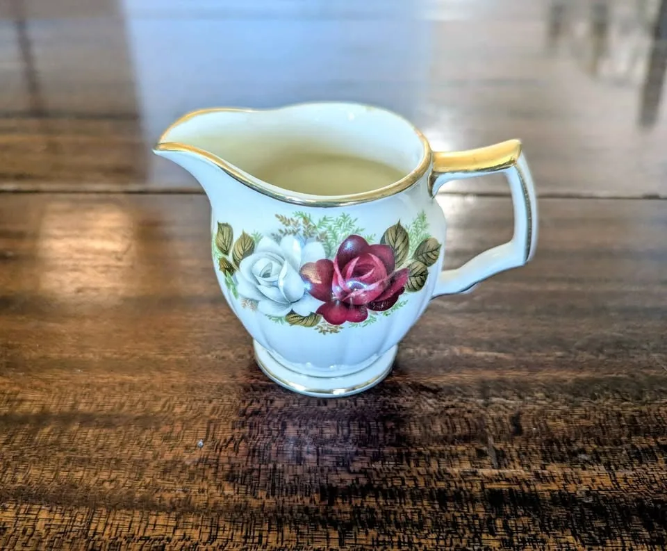 Sadler Teapot, Sugar Bowl & Creamer - White & Red Roses image indicator(7)
