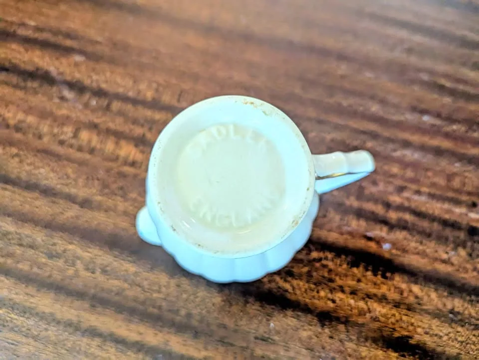 Sadler Teapot, Sugar Bowl & Creamer - White & Red Roses image indicator(8)