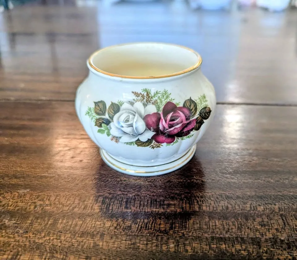 Sadler Teapot, Sugar Bowl & Creamer - White & Red Roses image indicator(9)