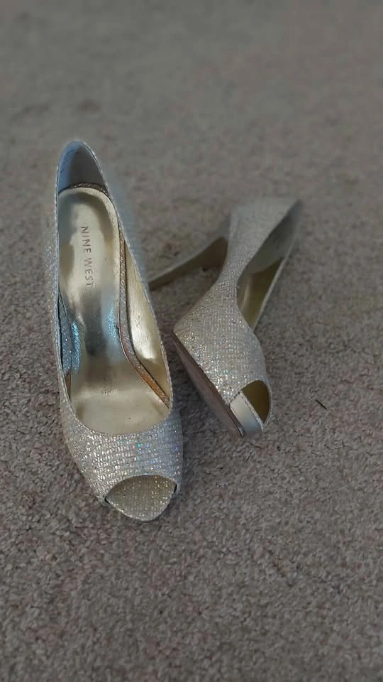 Size 6.5 Nine West Women's gold open toed heels - photo 4