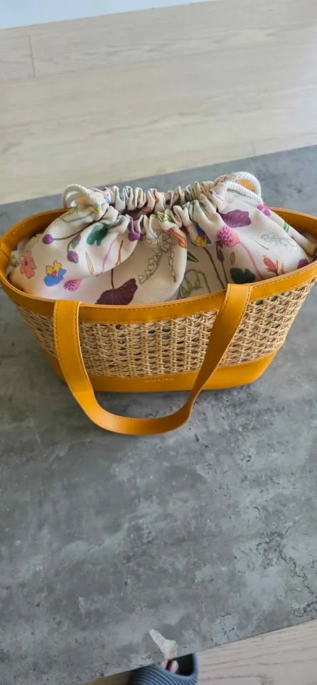 Brand New Love & Lore Rattan Tote Bag with Floral Insert - photo 2