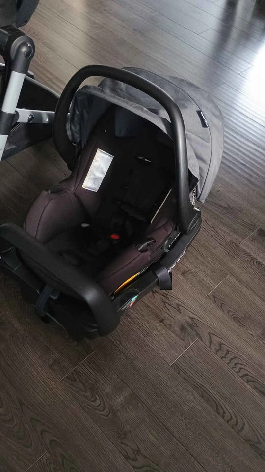 Evenflo Pivot Stroller and Car Seat - photo 3