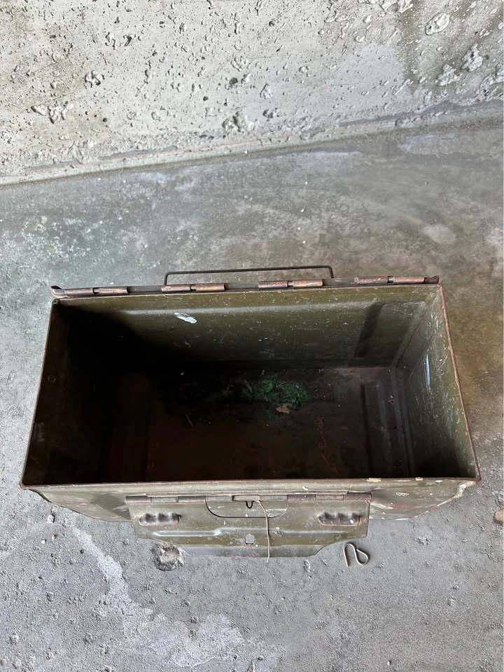 Vintage .50 Caliber M2 Metal Ammunition Box - photo 2