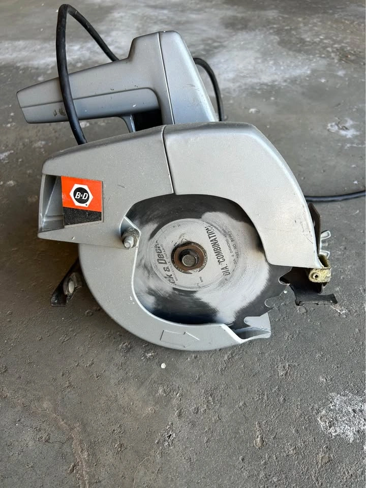Black & Decker 7 1/4" Circular Saw Model 7301 - photo 2