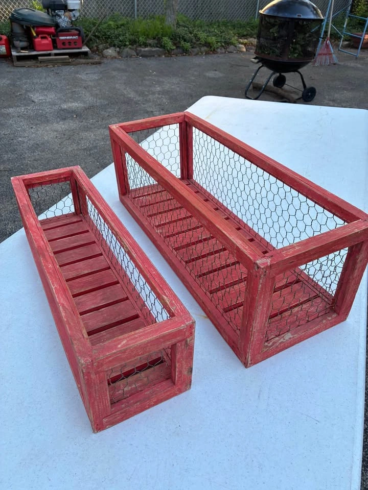 2 Red Distressed Wood Containers w/Wire Mesh Sides - photo 3