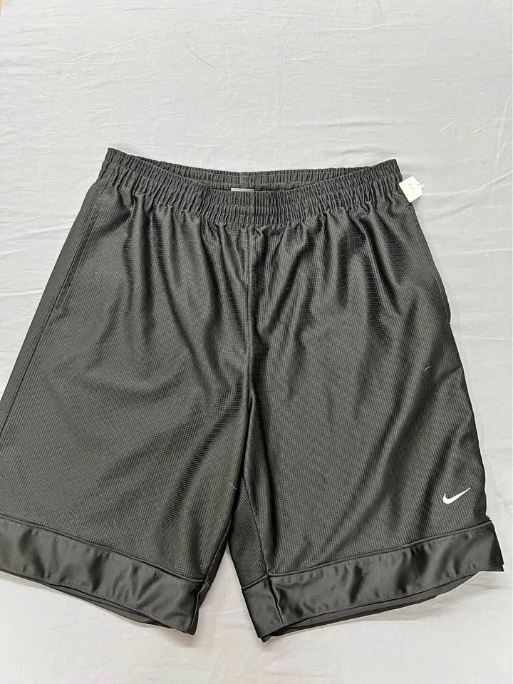 ⚽ Black Basketball shorts- L