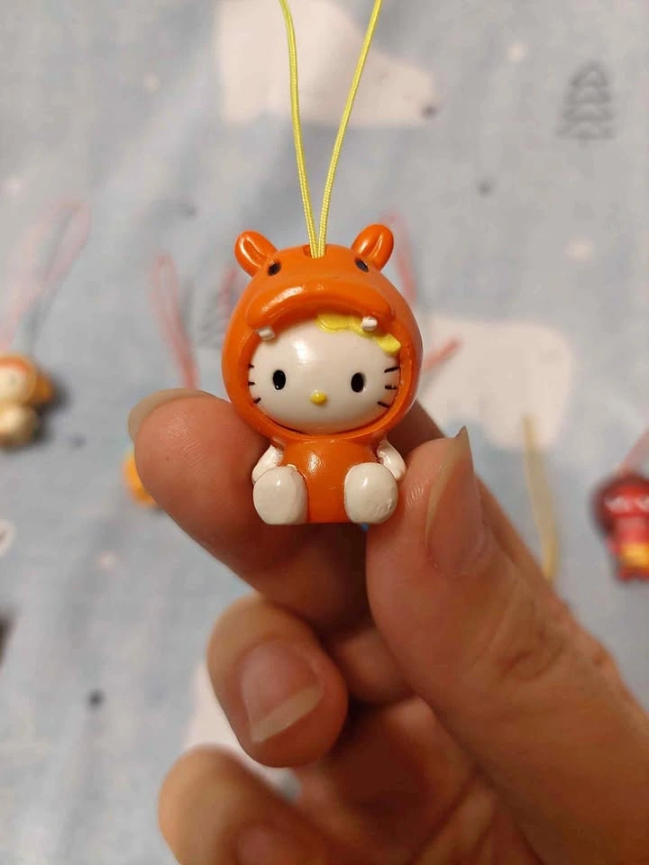 ⚽️ Peek-a-Hello-Kitty! - Vintage Phone/Bag Charm: Hippo Outfit