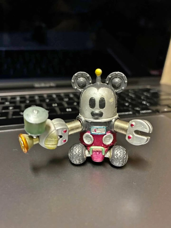 ⚽️ Disney - Vintage Robotic Spring Mickey, super cute!!