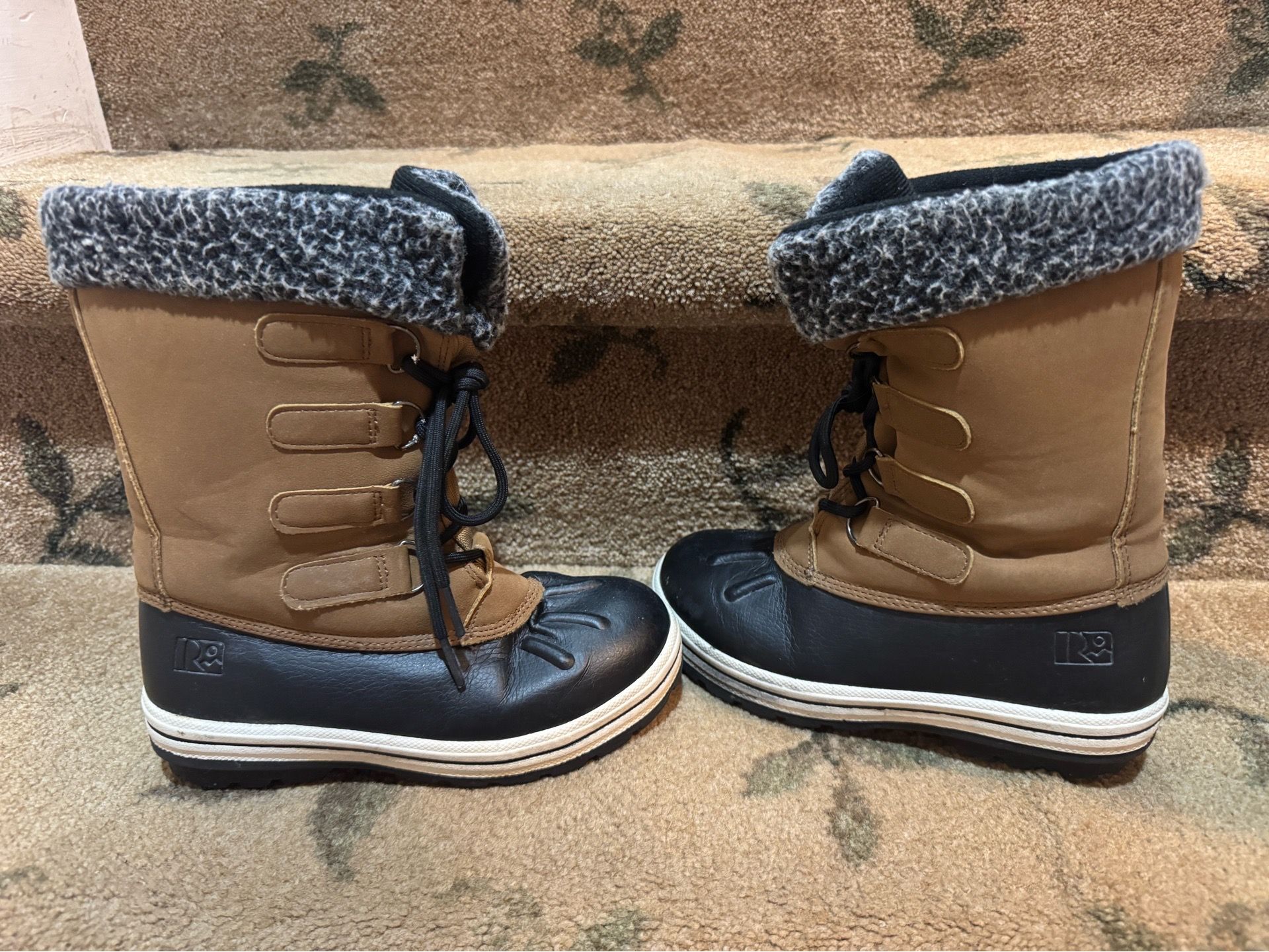 Snow boots kids size 1