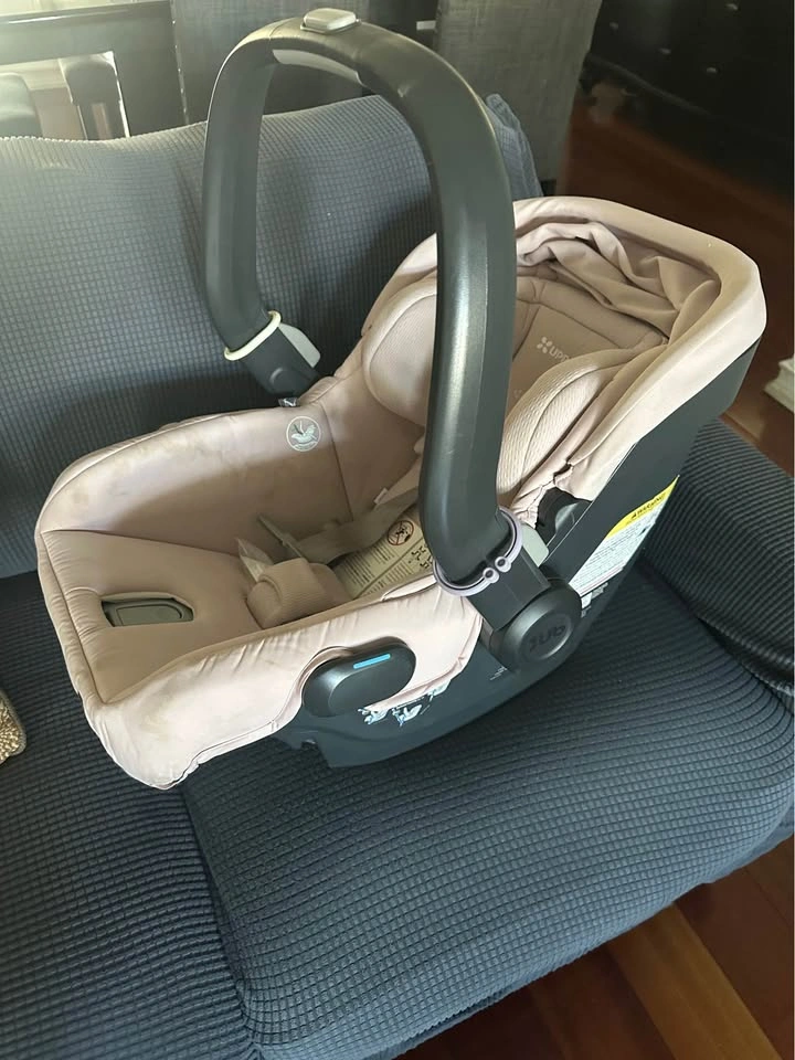Mesa v2 car seat- pink with the base - photo 2