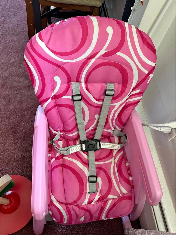 Convertible high chair/ table