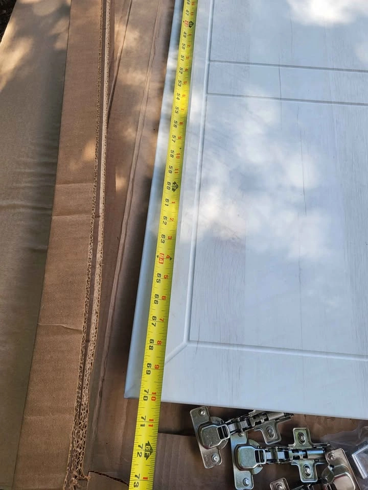 White Wood Grain Cabinet Door with Hinges and Handle 70x18.5" - photo 5