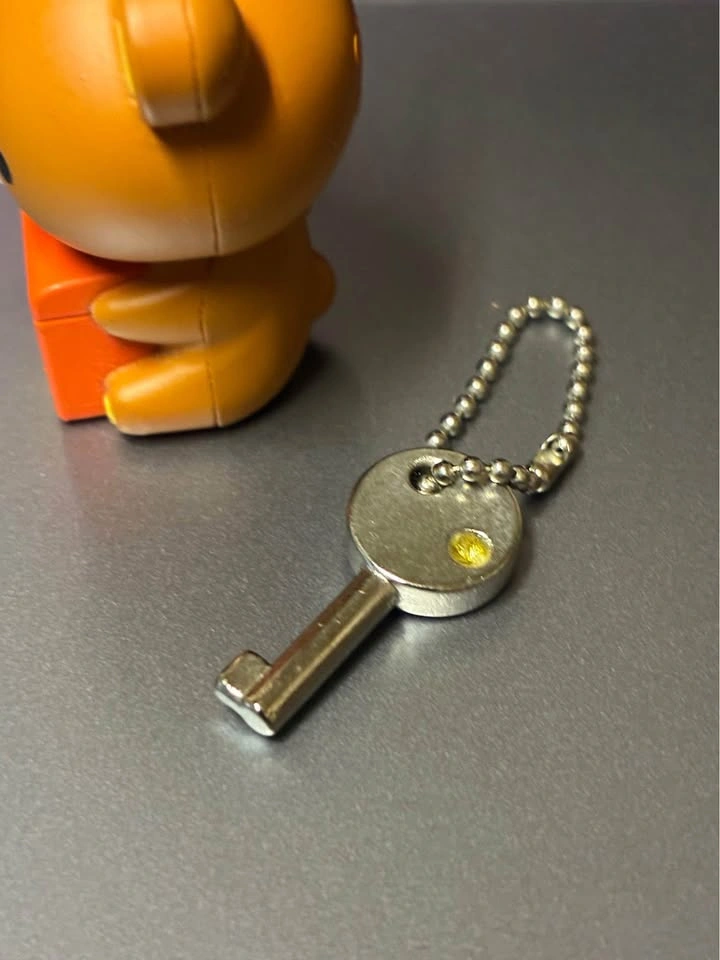 ⚽️ Vintage Rilakkuma Treasure Lock with Gem Key Charm - photo 5