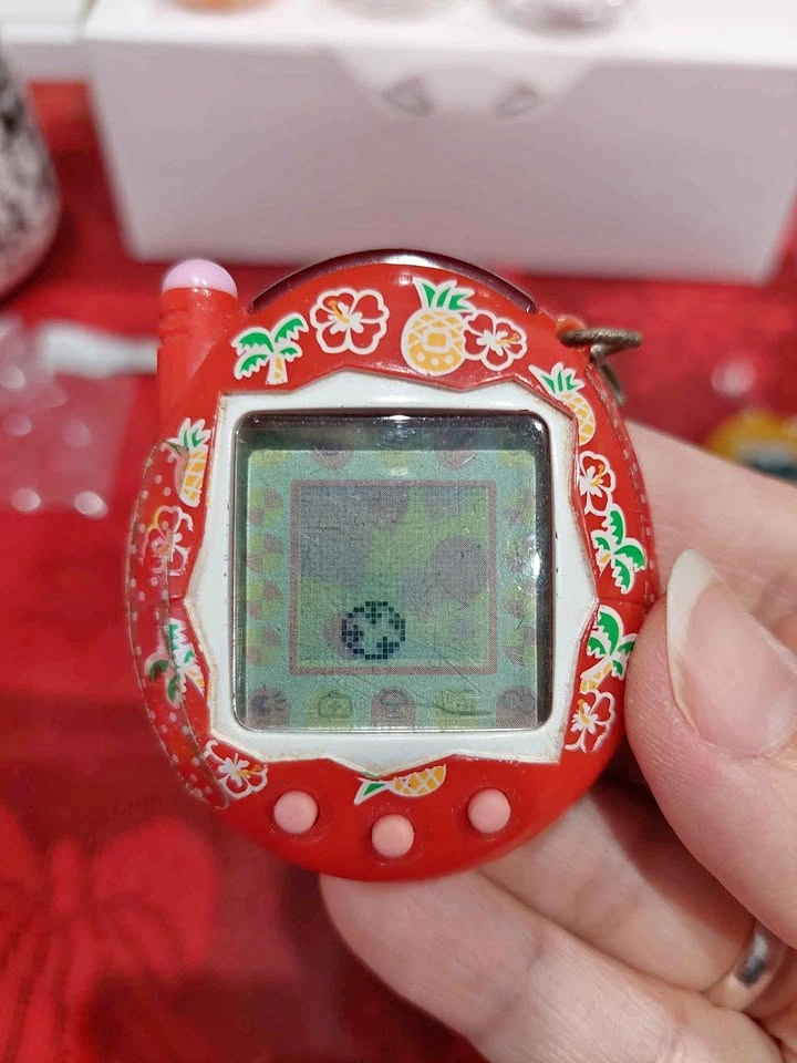⚽️ Rare Vintage 2005 Tamagotchi Keitai - Aloha Red!