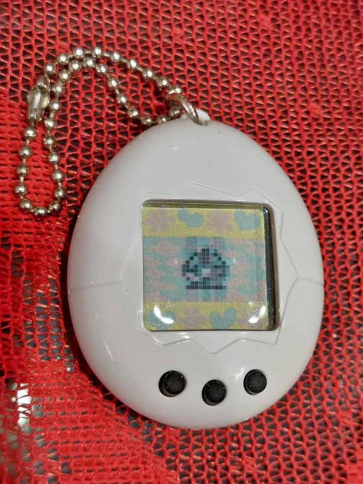 ⚽️ Vintage 1996 Tamagotchi P1 - All-White & EN language!