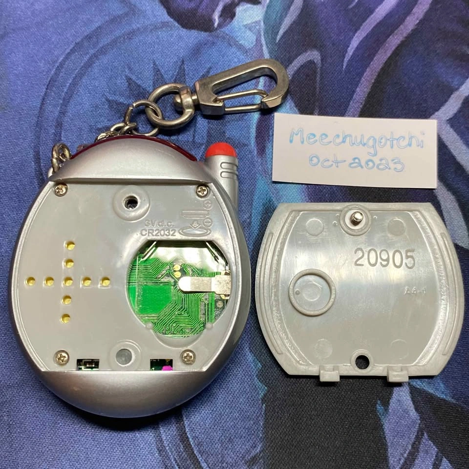 ⚽️ 2005 Vintage Tamagotchi Connection: Keitai Plus Akai, Silver - photo 2