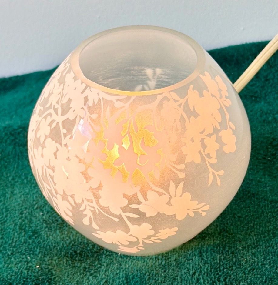 IKEA Knubbig Table Lamp - White Glass Floral Pattern - photo 2