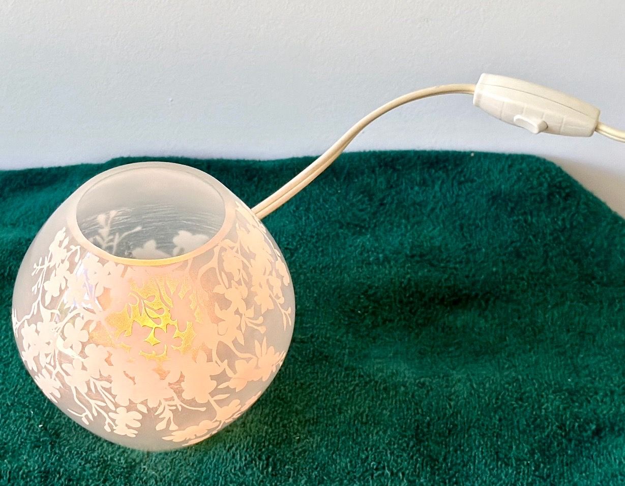 IKEA Knubbig Table Lamp - White Glass Floral Pattern - photo 4