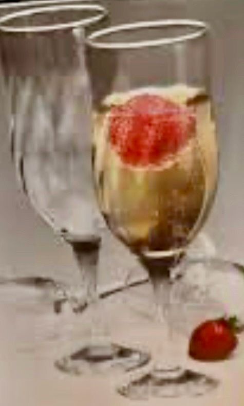 Oneida “Spin” Clear Crystal Champagne Flutes-Set of 4-New! - photo 3