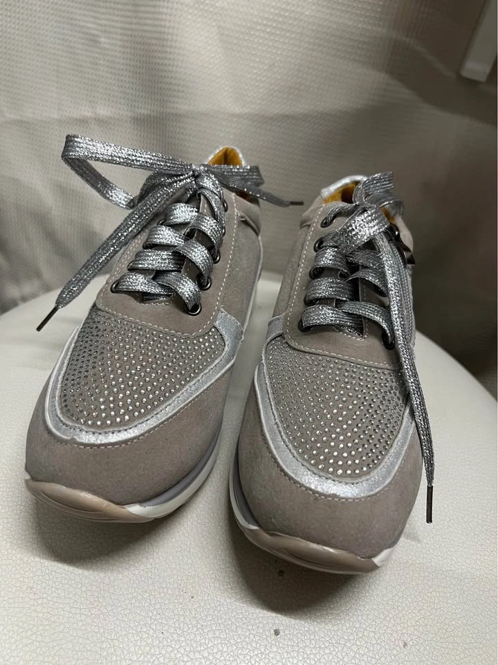 ⚽ New Gray Sneakers - Size 5 - photo 2