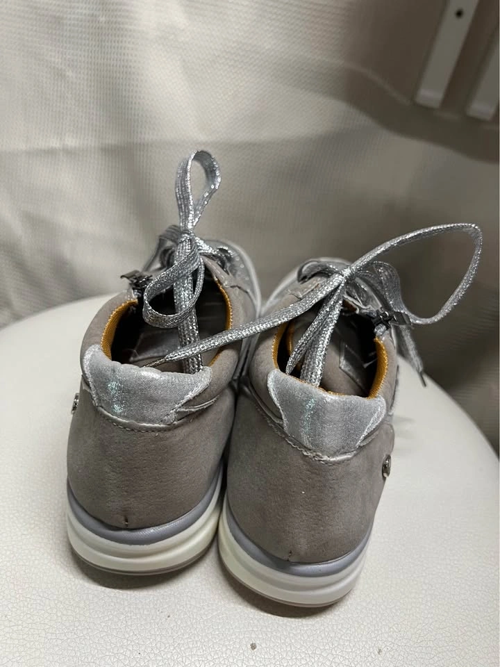 ⚽ New Gray Sneakers - Size 5 - photo 3