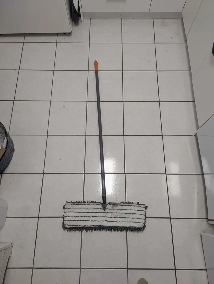 22-inch Microfiber Wet-Dry Flip Mop image indicator(2)