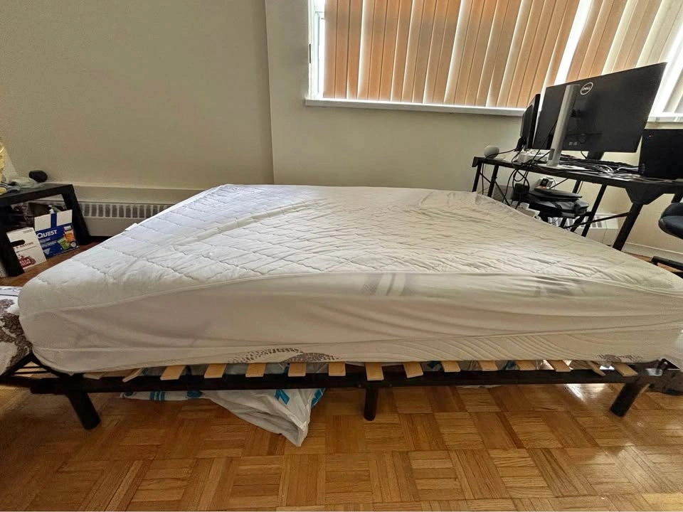 Queen Size Mattress + Protective Cover – Good Condition