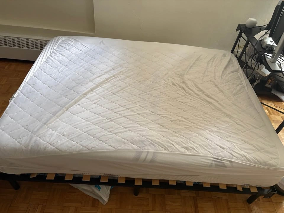 Queen Size Mattress + Protective Cover – Good Condition - photo 2