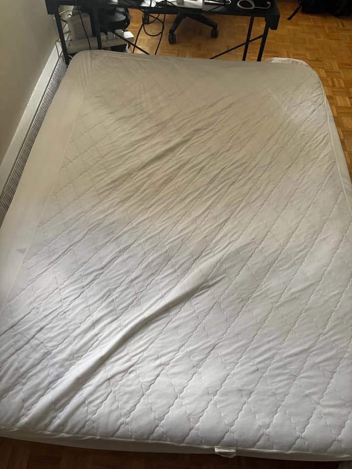 Queen Size Mattress + Protective Cover – Good Condition - photo 3